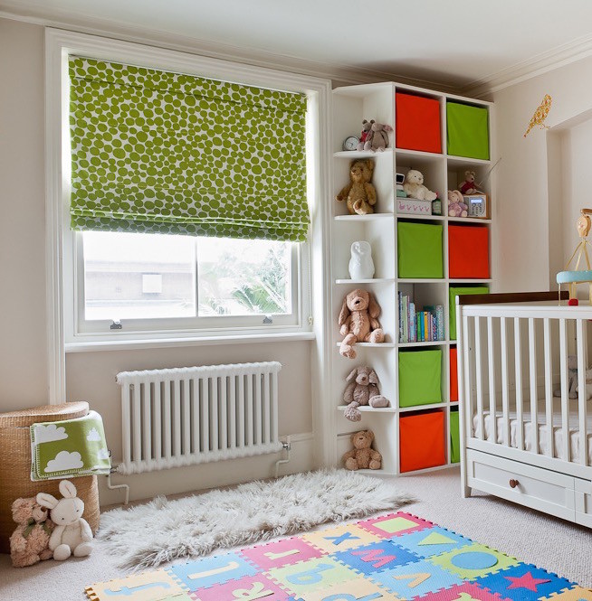 Immagine di una piccola cameretta per neonati neutra bohémian con pareti beige, moquette e pavimento beige