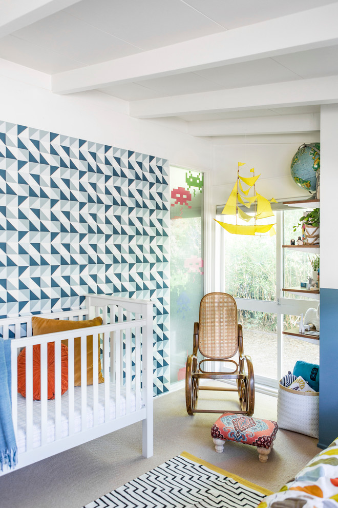 Modelo de habitación de bebé niño vintage de tamaño medio con paredes azules, moqueta y suelo gris