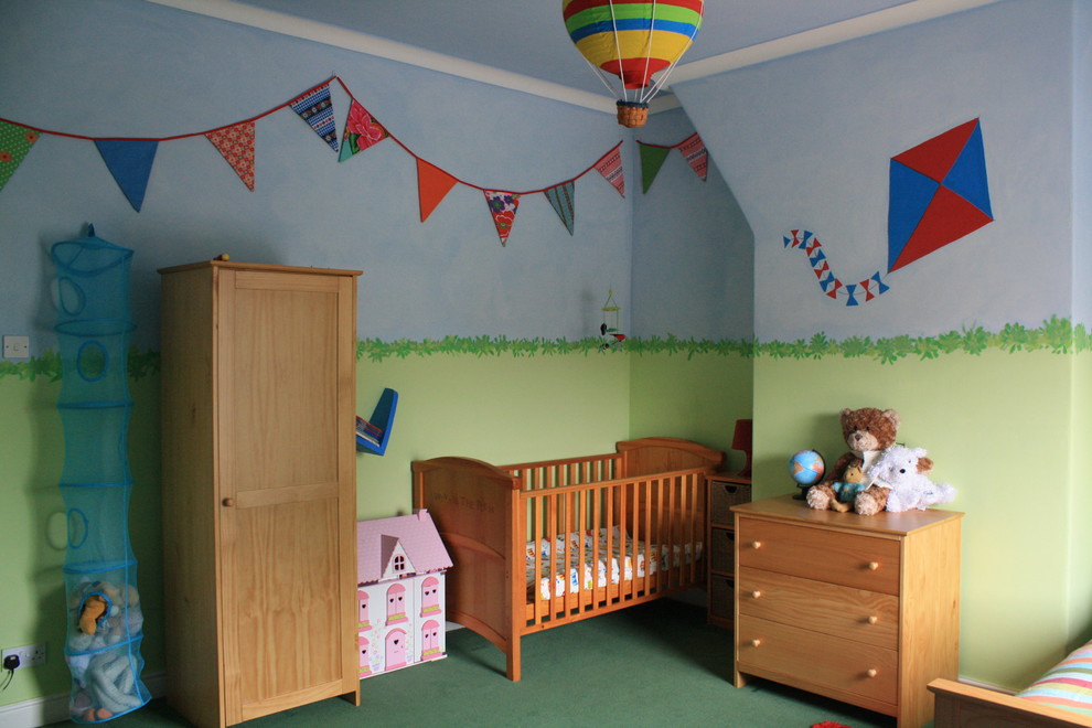 Réalisation d'une grande chambre de bébé neutre bohème avec un mur multicolore et moquette.