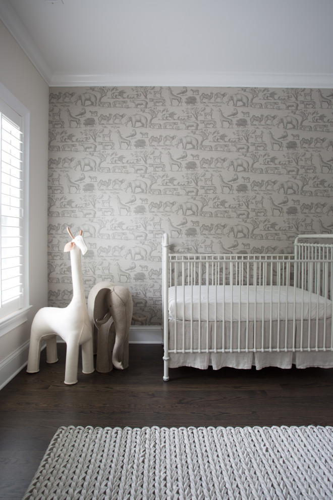 Inspiration pour une chambre de bébé neutre traditionnelle avec un mur beige, un sol en bois brun et du papier peint.