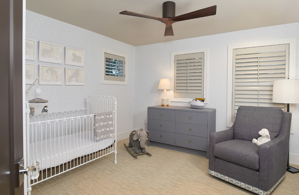 Modelo de habitación de bebé neutra clásica renovada grande con paredes azules, moqueta y suelo beige