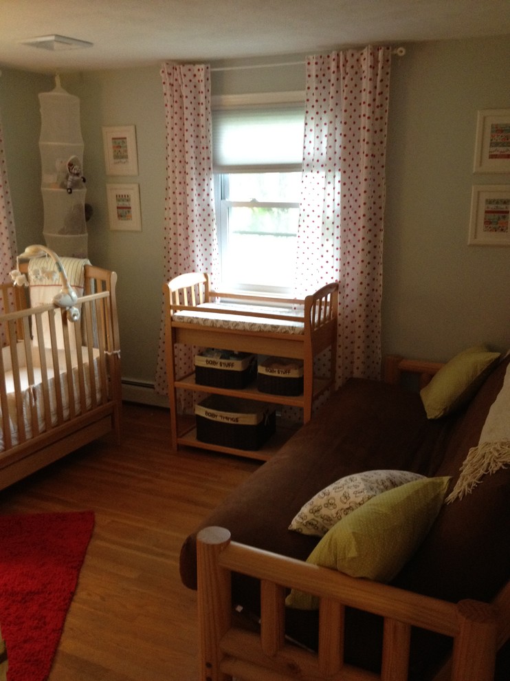 ボストンにある低価格の小さなエクレクティックスタイルのおしゃれな赤ちゃん部屋の写真