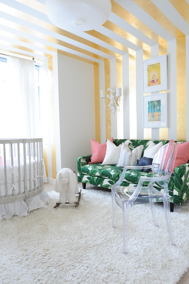Imagen de habitación de bebé niña bohemia con paredes multicolor y suelo blanco