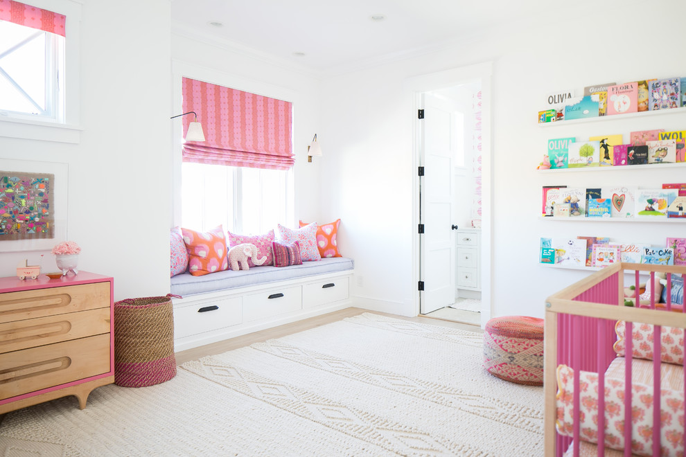 Пример оригинального дизайна: комната для малыша в стиле неоклассика (современная классика) с белыми стенами, паркетным полом среднего тона и коричневым полом