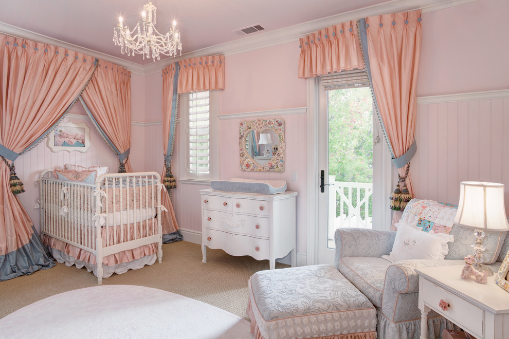 Foto de habitación de bebé niña tradicional con paredes rosas, moqueta y suelo beige