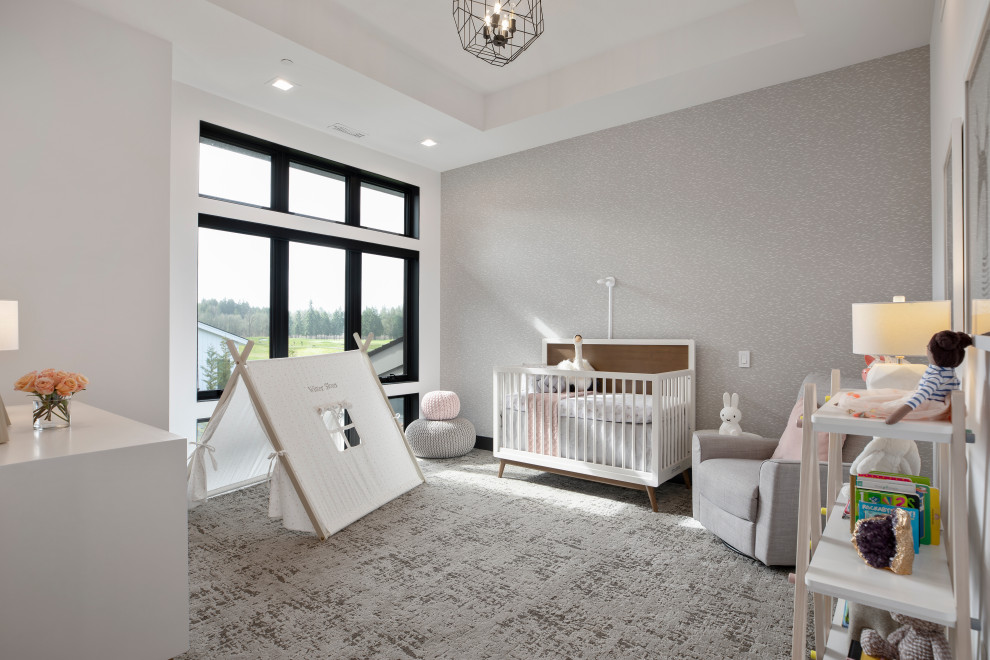 Стильный дизайн: комната для малыша среднего размера в современном стиле с серыми стенами, ковровым покрытием, серым полом, многоуровневым потолком и обоями на стенах для девочки - последний тренд