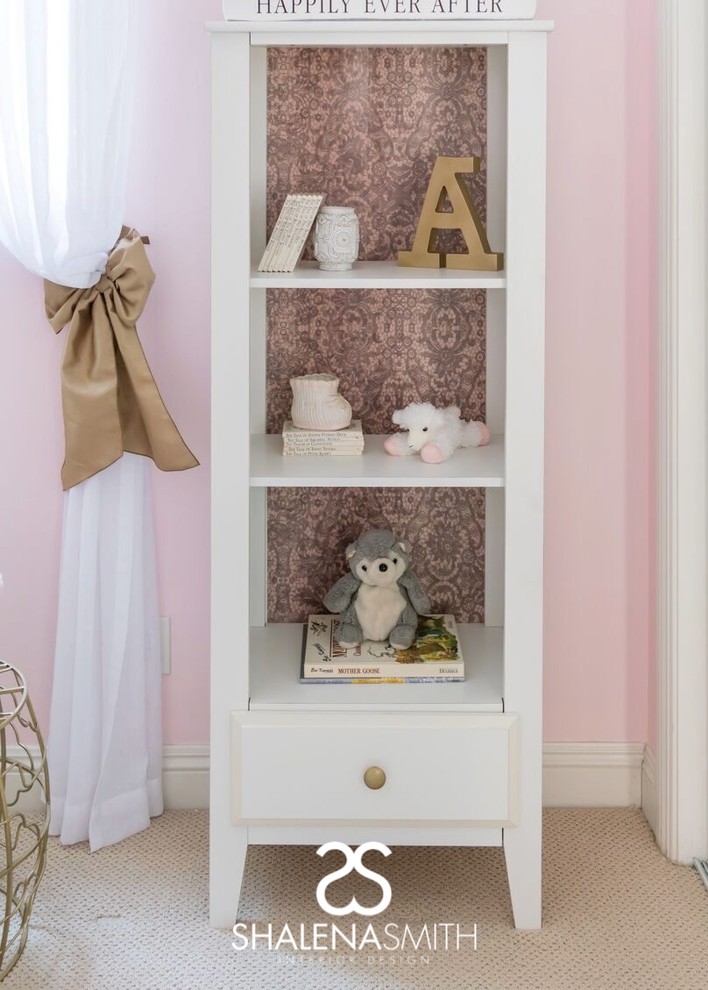 Ispirazione per una cameretta per neonata classica con pareti rosa e moquette