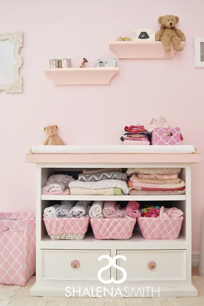 Imagen de habitación de bebé niña clásica con paredes rosas y moqueta