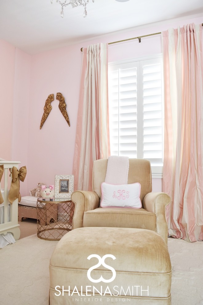 ロサンゼルスにあるトラディショナルスタイルのおしゃれな赤ちゃん部屋 (ピンクの壁、カーペット敷き、女の子用) の写真
