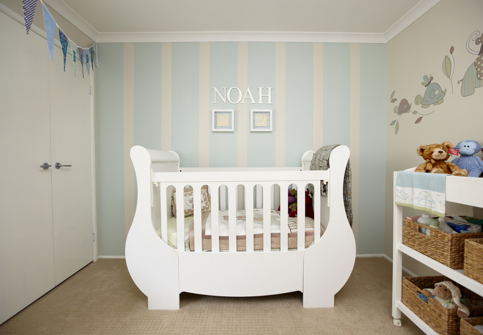 ウーロンゴンにある中くらいなコンテンポラリースタイルのおしゃれな赤ちゃん部屋 (マルチカラーの壁、カーペット敷き、男の子用) の写真