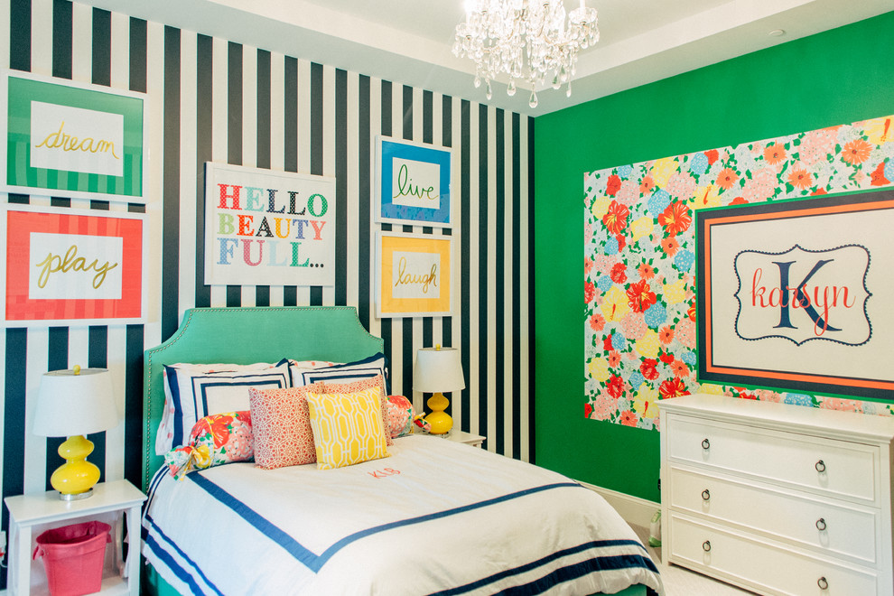 Imagen de habitación de bebé niña tradicional de tamaño medio con paredes verdes y moqueta