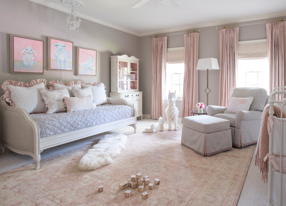 ダラスにあるラグジュアリーな広いトランジショナルスタイルのおしゃれな赤ちゃん部屋 (グレーの壁、カーペット敷き、女の子用、ベージュの床) の写真