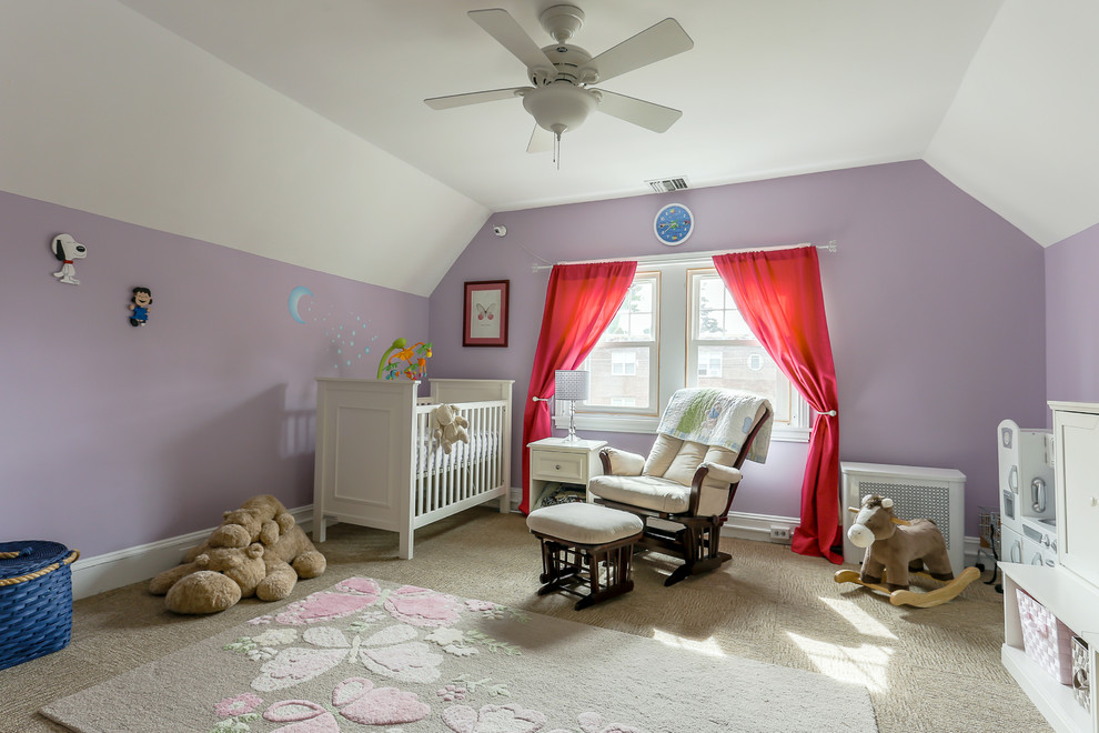 Ejemplo de habitación de bebé niña clásica con paredes púrpuras, moqueta y suelo beige