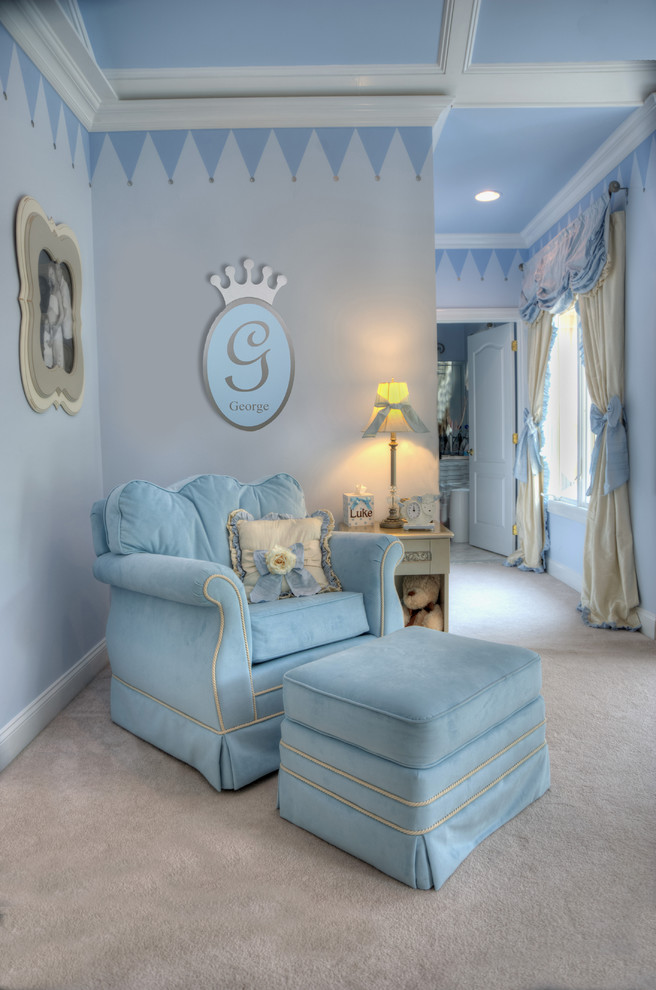 Imagen de habitación de bebé neutra tradicional grande con paredes azules, moqueta y suelo blanco