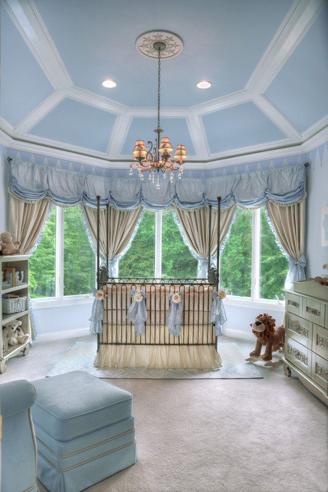 Идея дизайна: большая нейтральная комната для малыша в классическом стиле с синими стенами, ковровым покрытием и белым полом