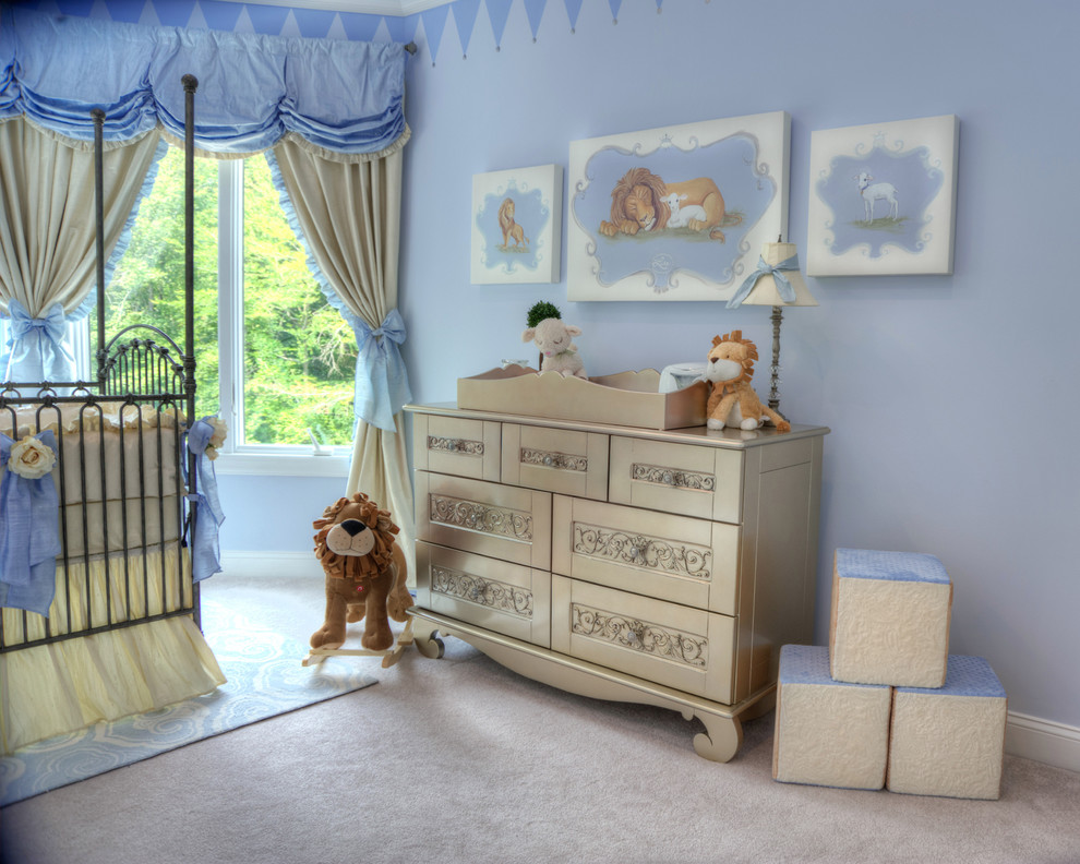 Imagen de habitación de bebé neutra clásica grande con paredes azules, moqueta y suelo blanco