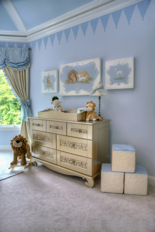 Immagine di una grande cameretta per neonati neutra chic con pareti blu, moquette e pavimento bianco