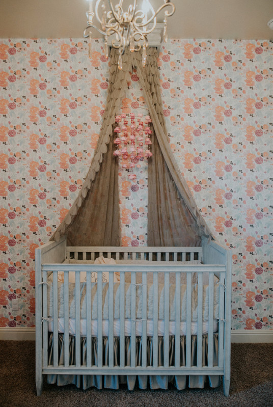 Aménagement d'une petite chambre de bébé classique avec moquette.