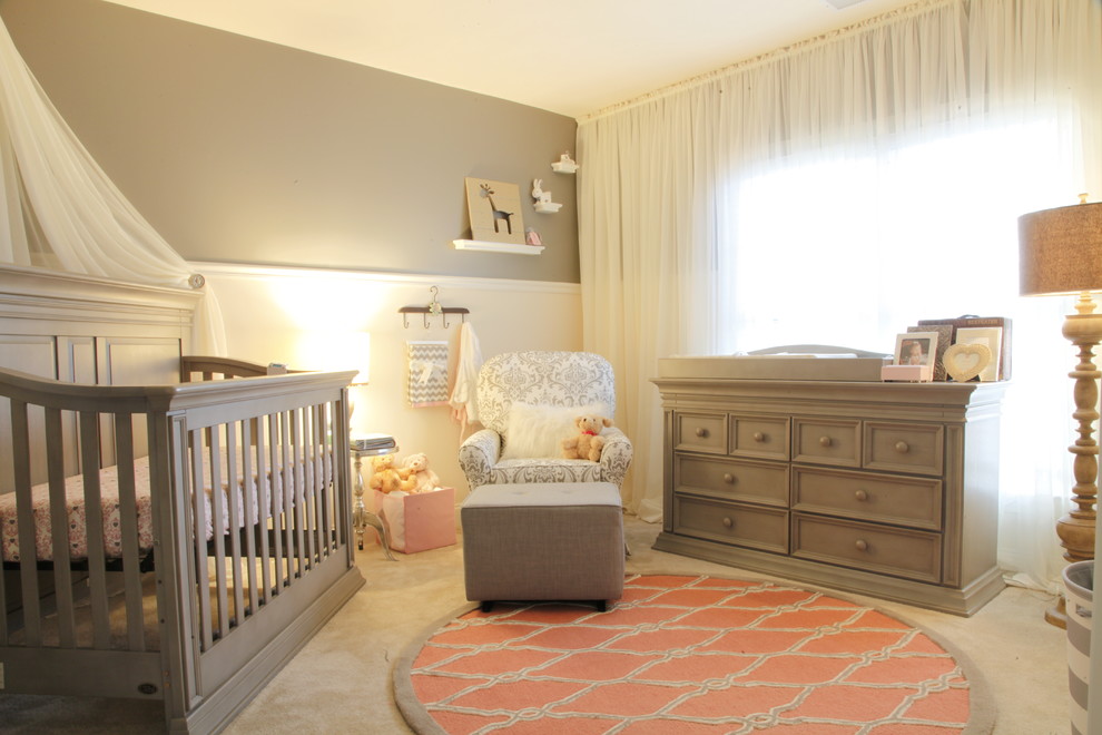 На фото: маленькая комната для малыша в стиле неоклассика (современная классика) с серыми стенами и ковровым покрытием для на участке и в саду, девочки с