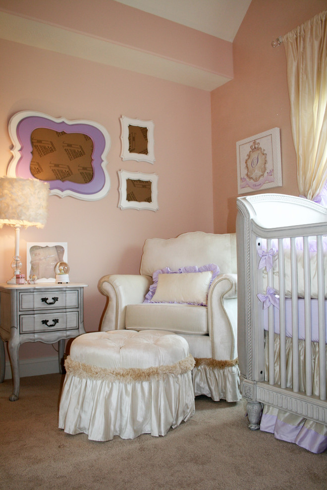 На фото: комната для малыша среднего размера в классическом стиле