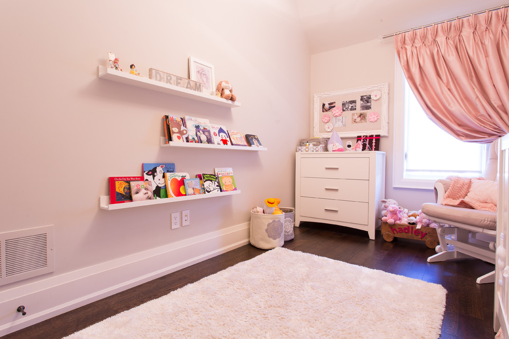 Пример оригинального дизайна: комната для малыша в классическом стиле с темным паркетным полом для девочки