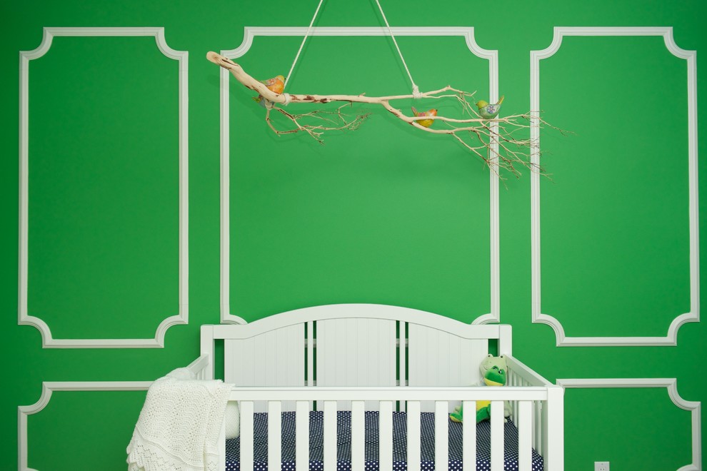 Immagine di una cameretta per neonati neutra minimal con pareti verdi