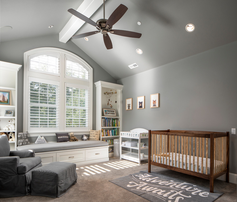 Ejemplo de habitación de bebé niño clásica renovada grande con paredes grises, moqueta y suelo gris