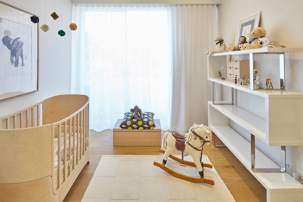 シドニーにあるコンテンポラリースタイルのおしゃれな赤ちゃん部屋 (白い壁、無垢フローリング、男女兼用) の写真