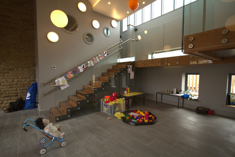 Свежая идея для дизайна: комната для малыша в стиле модернизм с серыми стенами - отличное фото интерьера