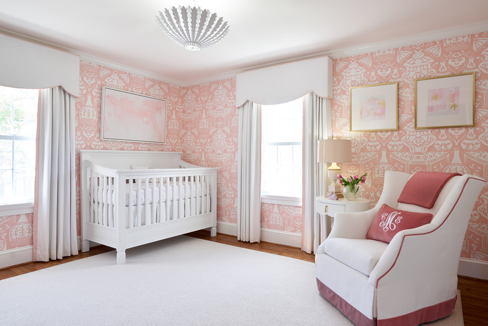 Aménagement d'une chambre de bébé classique.