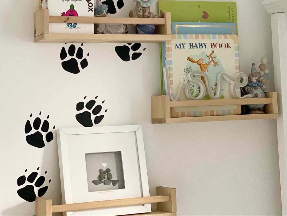 Idée de décoration pour une chambre de bébé neutre minimaliste de taille moyenne avec un mur blanc, moquette et un sol gris.