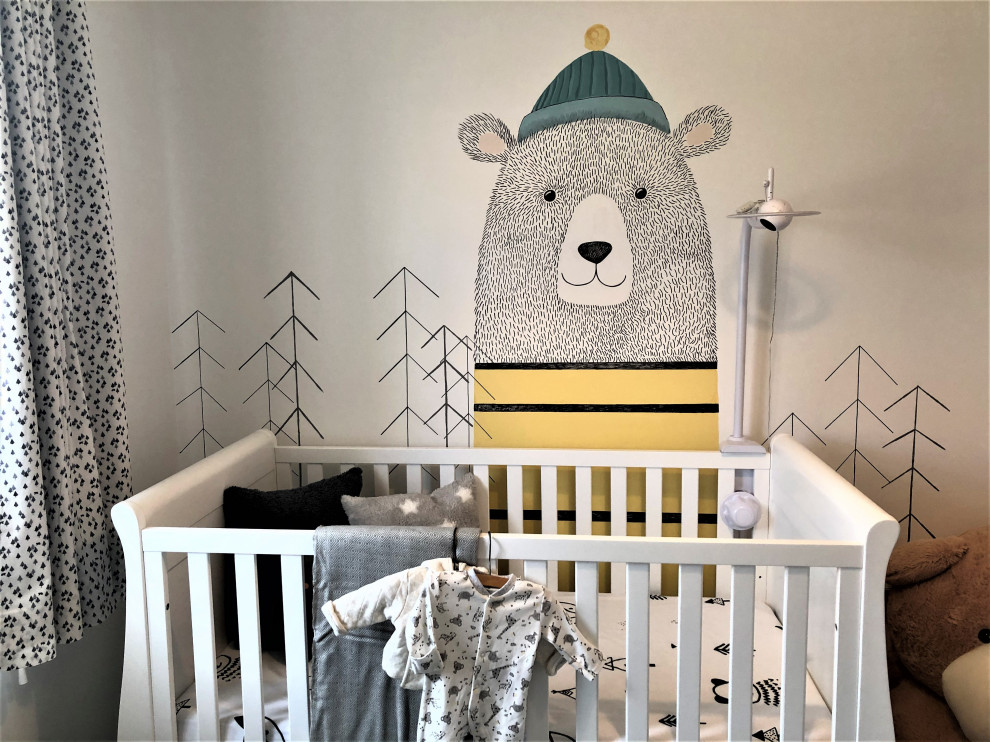 Ejemplo de habitación de bebé neutra campestre de tamaño medio con paredes blancas, moqueta y suelo gris