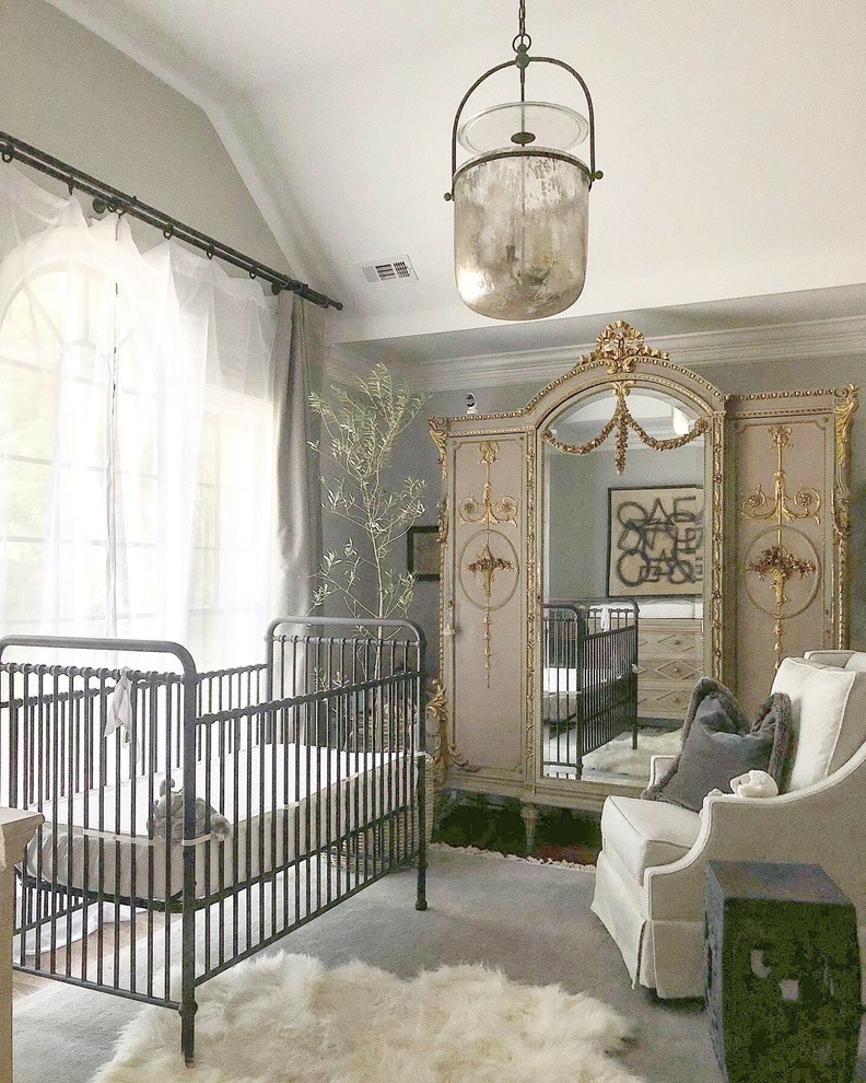 Imagen de habitación de bebé neutra clásica renovada de tamaño medio con paredes grises, suelo de madera oscura y suelo marrón