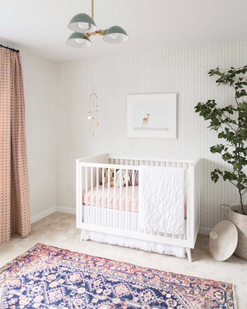 Идея дизайна: комната для малыша среднего размера в стиле ретро с обоями на стенах для девочки