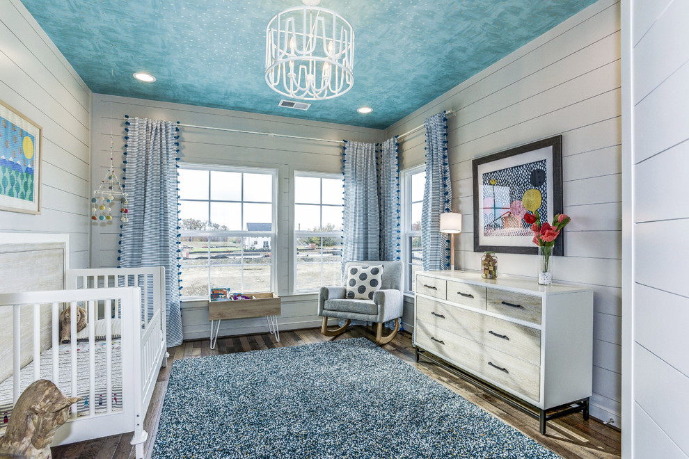 На фото: комната для малыша в стиле кантри с белыми стенами, паркетным полом среднего тона и коричневым полом