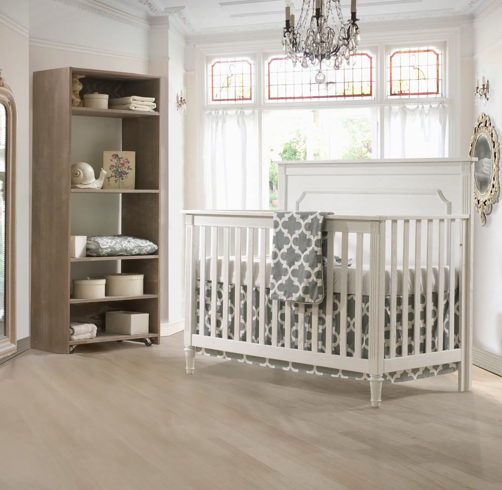 Пример оригинального дизайна: нейтральная комната для малыша в классическом стиле с белыми стенами и светлым паркетным полом