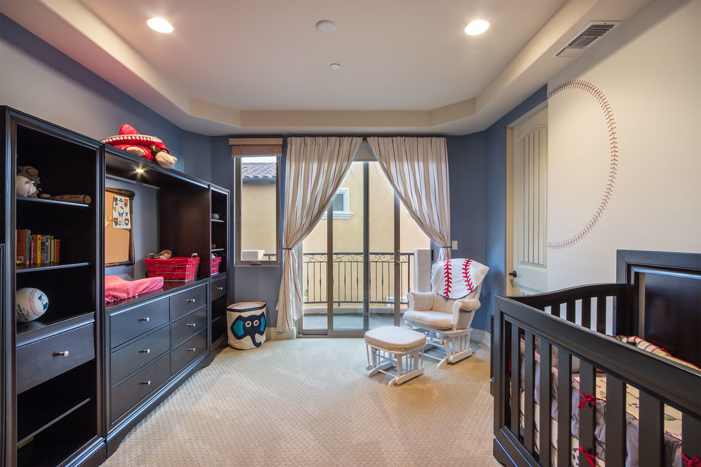 Idee per una cameretta per neonato mediterranea di medie dimensioni con pareti blu e moquette