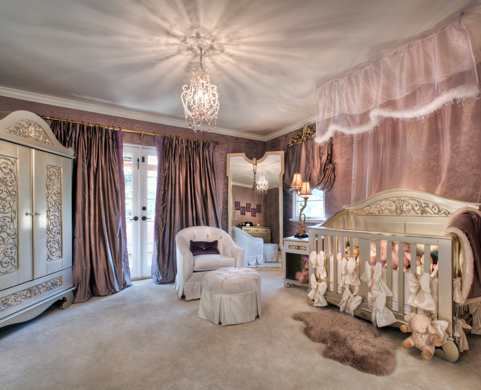 Ispirazione per una cameretta per neonata classica di medie dimensioni con pareti viola e moquette