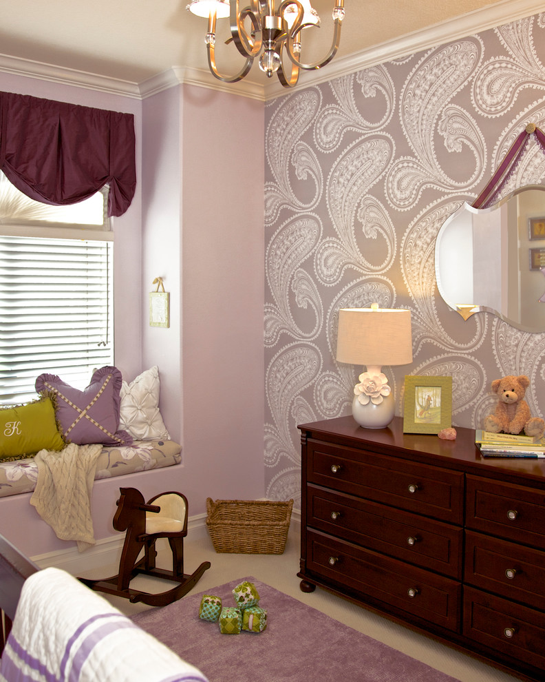 Diseño de habitación de bebé niña tradicional con paredes púrpuras y moqueta