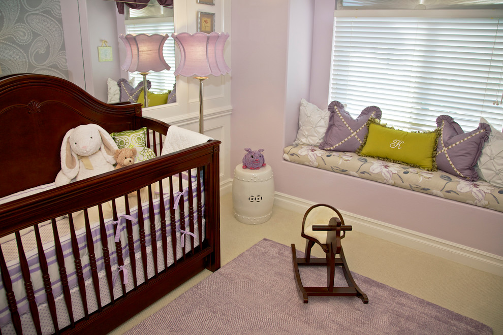 Foto de habitación de bebé niña clásica con paredes púrpuras y moqueta