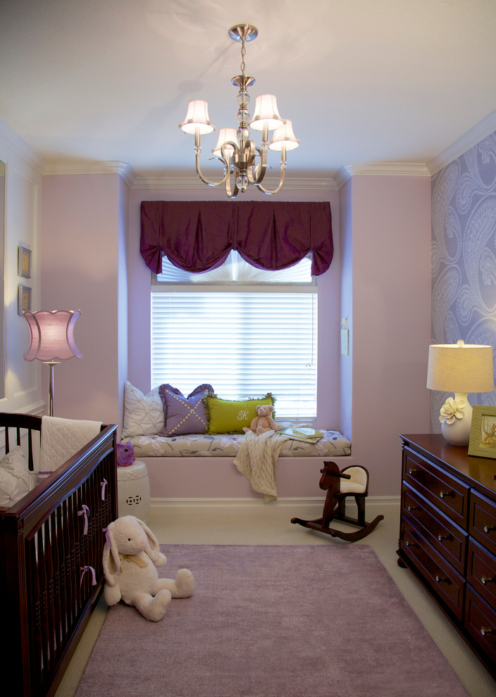 Esempio di una cameretta per neonata chic con pareti viola e moquette