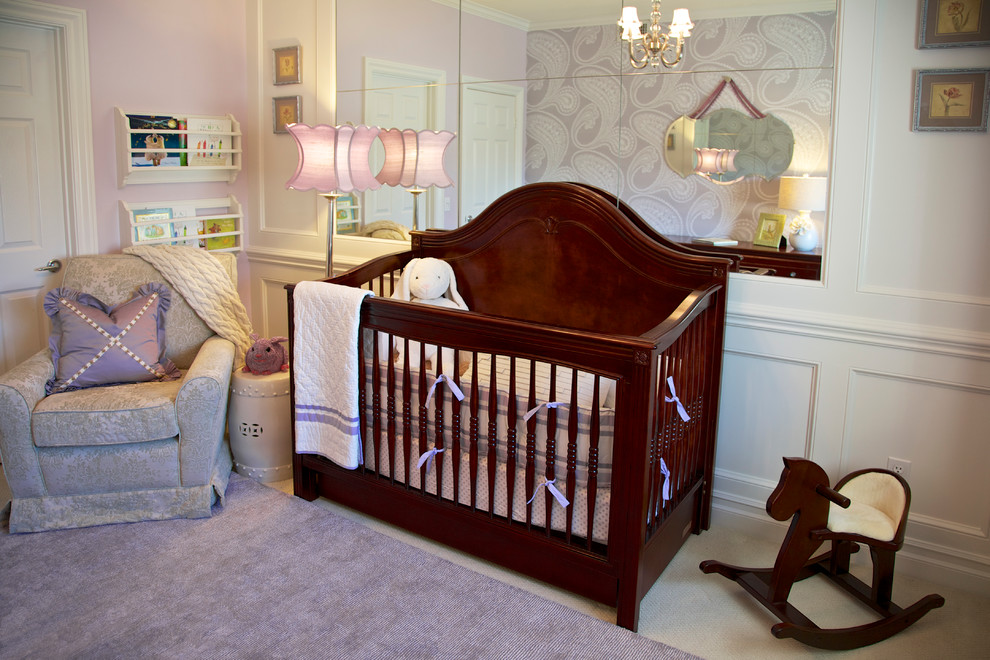 Idee per una cameretta per neonata tradizionale con pareti viola e moquette