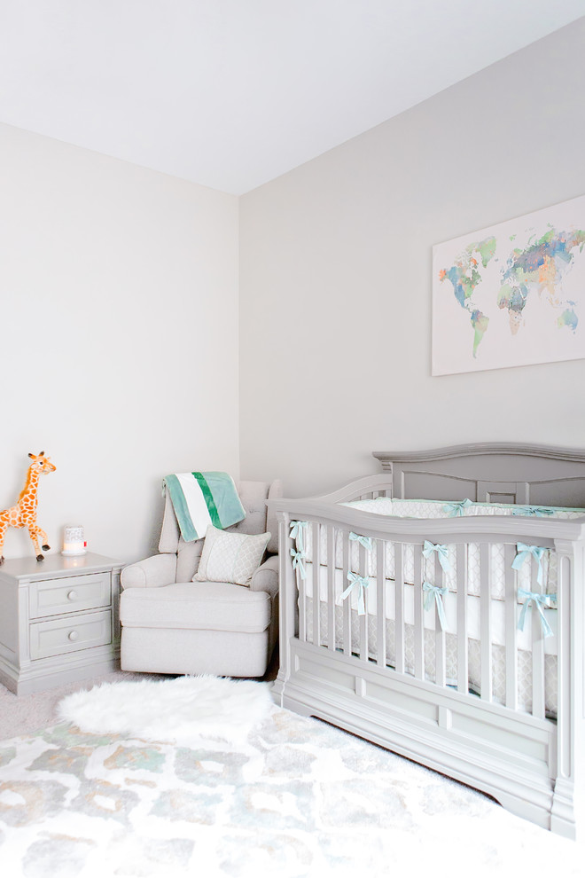 Esempio di una cameretta per neonato design di medie dimensioni con pareti grigie, moquette e pavimento beige