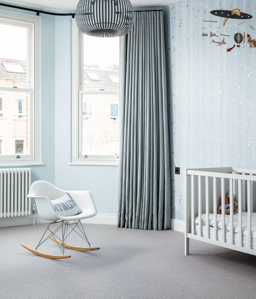 Idéer för att renovera ett funkis babyrum, med blå väggar, heltäckningsmatta och grått golv