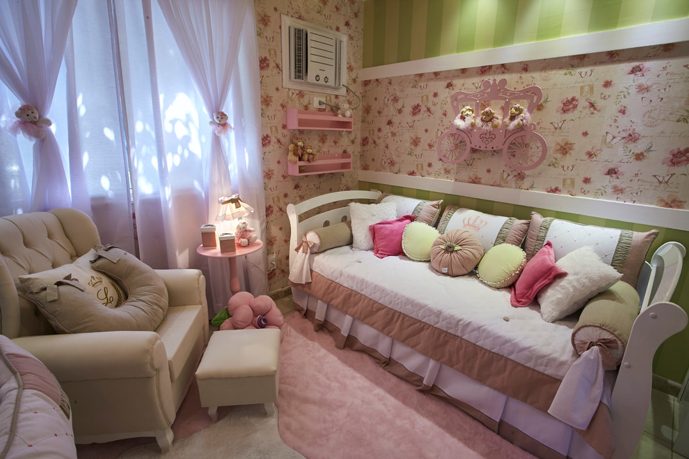 Idee per una cameretta per neonata boho chic di medie dimensioni con pareti rosa e pavimento in gres porcellanato