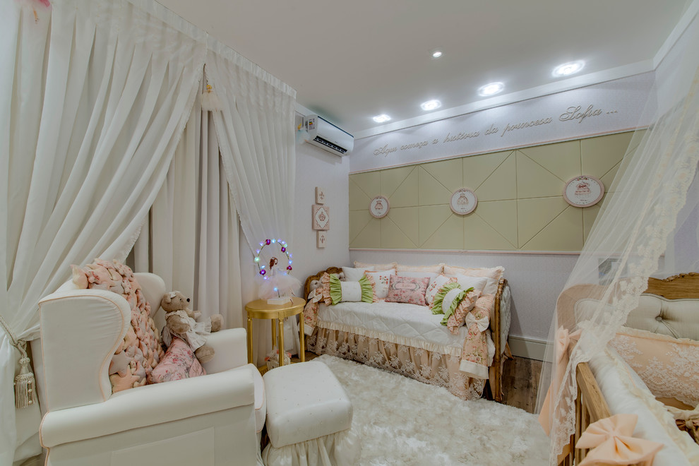 Inspiration pour une chambre de bébé fille traditionnelle de taille moyenne avec un mur beige.
