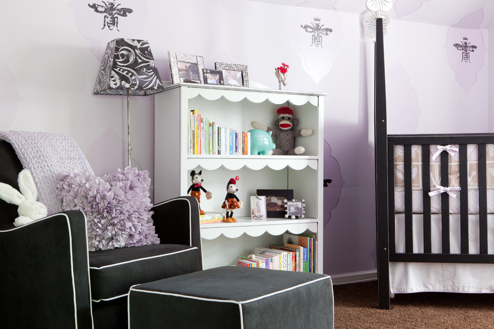 Inspiration pour une chambre de bébé fille bohème avec un mur violet et moquette.