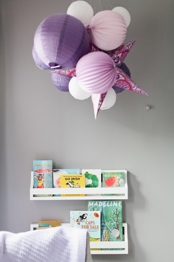 Idée de décoration pour une chambre de bébé fille bohème de taille moyenne avec un mur gris et parquet clair.