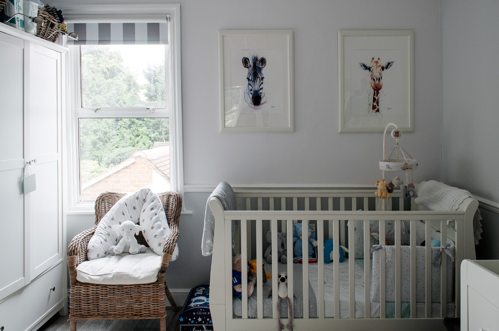 Inspiration för små klassiska babyrum, med vita väggar och grått golv