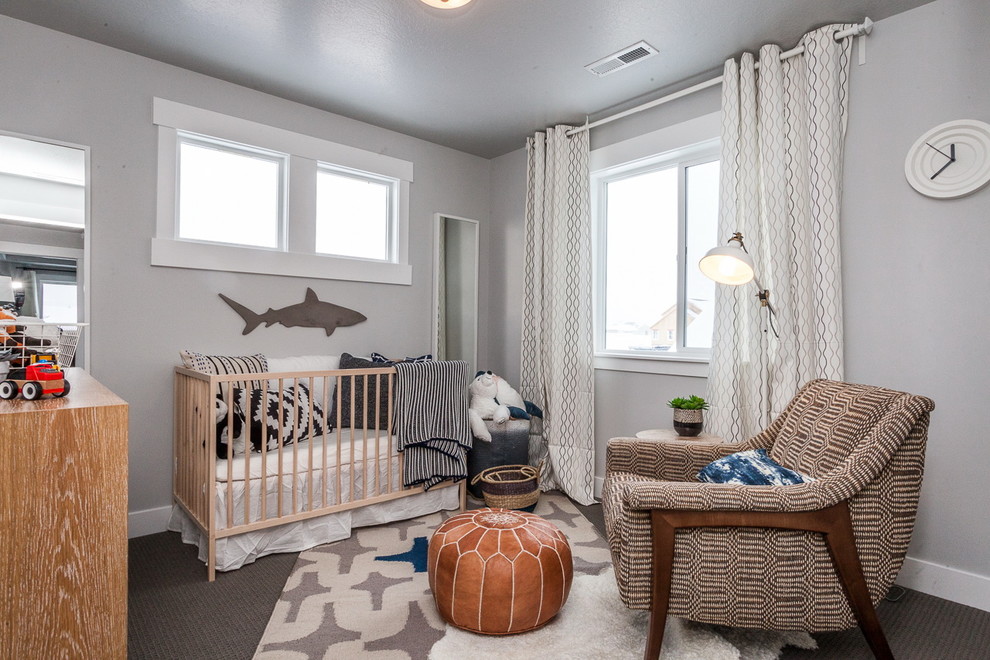 Modelo de habitación de bebé neutra clásica renovada grande con paredes grises, moqueta y suelo gris